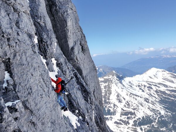 Альпинист во время подъема на вершину Эйгер в Швецарских Альпах - Sputnik Lietuva