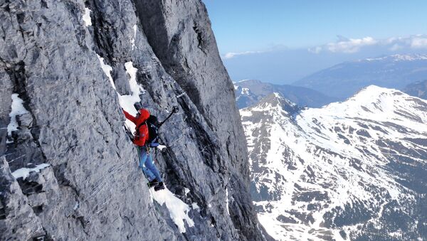 Альпинист во время подъема на вершину Эйгер в Швецарских Альпах - Sputnik Lietuva