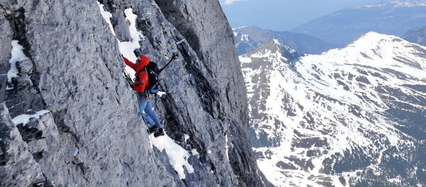 Альпинист во время подъема на вершину Эйгер в Швецарских Альпах - Sputnik Lietuva