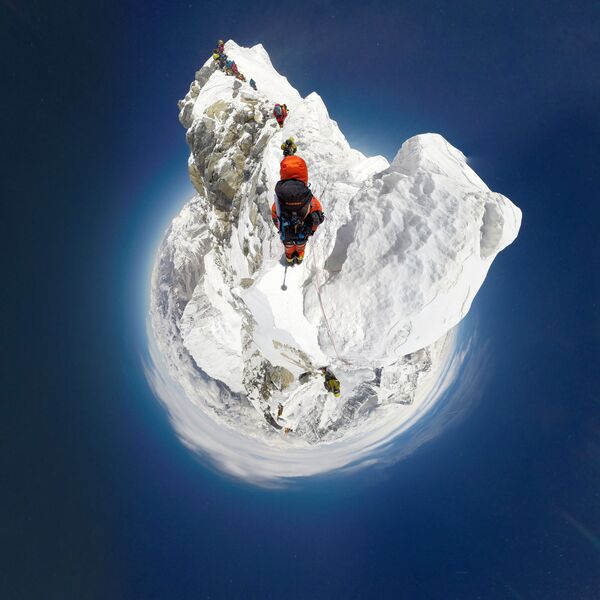 Швейцарский специалист по горным видам спорта во время восхождения по южному маршруту к вершине горы Эверест в Непале - Sputnik Lietuva