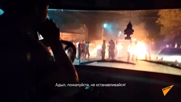 Она спасала спецназ от разъяренной толпы — душераздирающее видео из Кой-Таша - Sputnik Литва