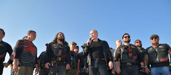 Президент РФ В. Путин посетил байк-шоу мотоклуба Ночные волки в Крыму Президент РФ В. Путин посетил байк-шоу мотоклуба Ночные волки в Крыму - Sputnik Lietuva