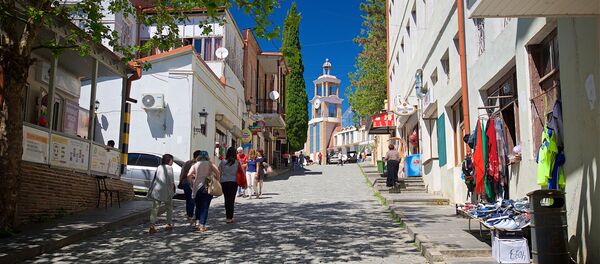 Жители города и туристы на одной из улиц Сигнахи, архивное фото - Sputnik Литва