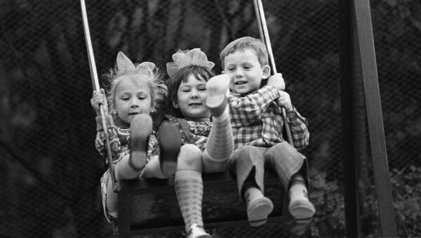 Дети на качелях в санатории Ясная поляна в Крыму. 1976 - Sputnik Lietuva