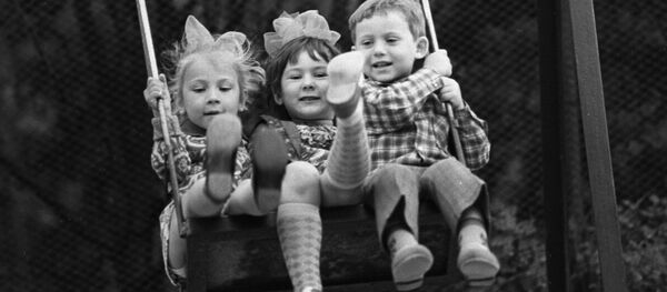 Дети на качелях в санатории Ясная поляна в Крыму. 1976 Дети на качелях в санатории Ясная поляна в Крыму. 1976 - Sputnik Lietuva