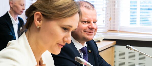 Член Движения либералов Виктория Чмилите-Нильсен и премьер-министр Литвы Саулюс Сквернялис, архивное фото - Sputnik Литва