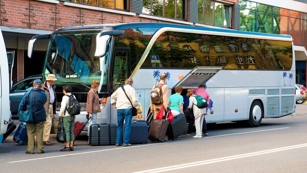 Туристы выходят из автобуса около отеля, архивное фото - Sputnik Литва