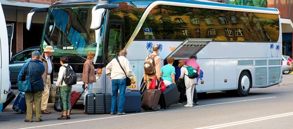 Туристы выходят из автобуса около отеля, архивное фото Туристы выходят из автобуса около отеля, архивное фото - Sputnik Lietuva