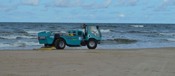 Palangos paplūdimiuose veikia moderni smėlio valymo technika Palangos paplūdimiuose veikia moderni smėlio valymo technika - Sputnik Lietuva