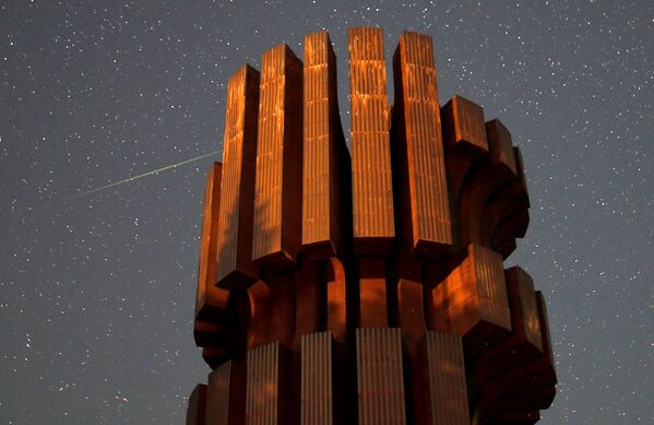 Метеорный поток Персеиды на фоне Памятника революции в горах Козара, Босния и Герцеговина - Sputnik Lietuva