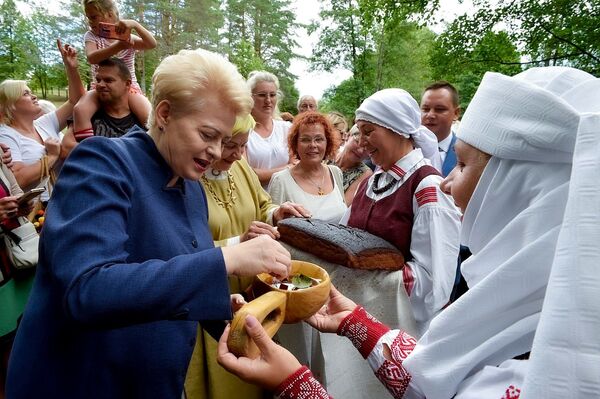 Grybauskaitė apsilankė Stripeikių bitininkystės muziejuje Grybauskaitė apsilankė Stripeikių bitininkystės muziejuje - Sputnik Lietuva