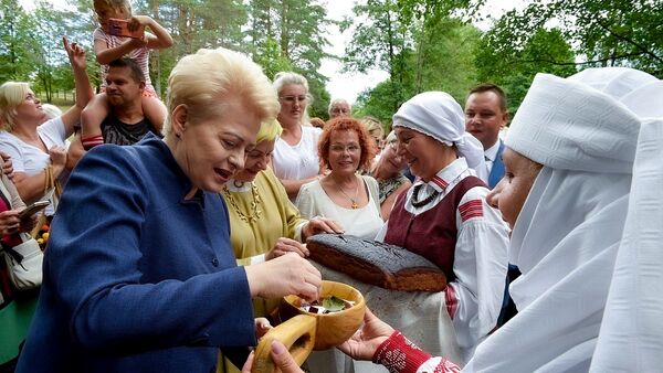 Экс-президент Литвы посетила Музей пчеловодства в Игналинском районе - Sputnik Литва