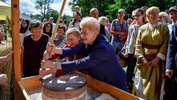 Экс-президент Литвы посетила Музей пчеловодства в Игналинском районе - Sputnik Lietuva