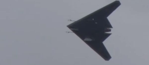 Минобороны показало полет беспилотника Охотник в паре с истребителем Минобороны показало полет беспилотника Охотник в паре с истребителем - Sputnik Lietuva