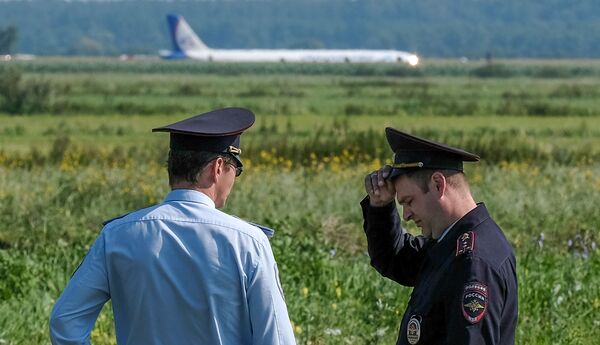 Путин присвоил пилотам аварийно севшего лайнера А321 звания Героев России Путин присвоил пилотам аварийно севшего лайнера А321 звания Героев России - Sputnik Литва