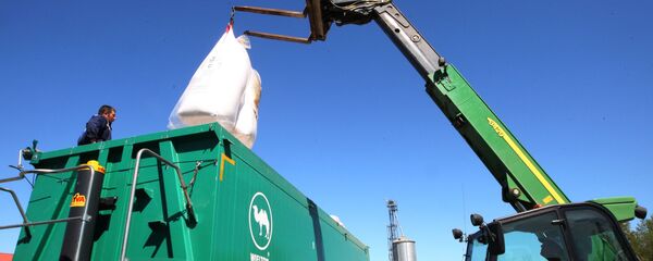 Разгрузка удобрений на территории сельскохозяйственного предприятия, архивное фото - Sputnik Литва