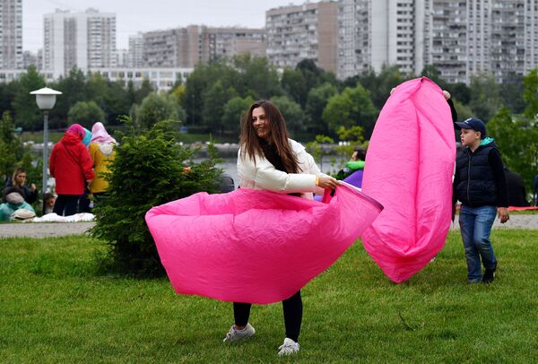 Девушка в Братеевском каскадном парке Москвы, где проходит международный фестиваль фейерверков Ростех - Sputnik Lietuva