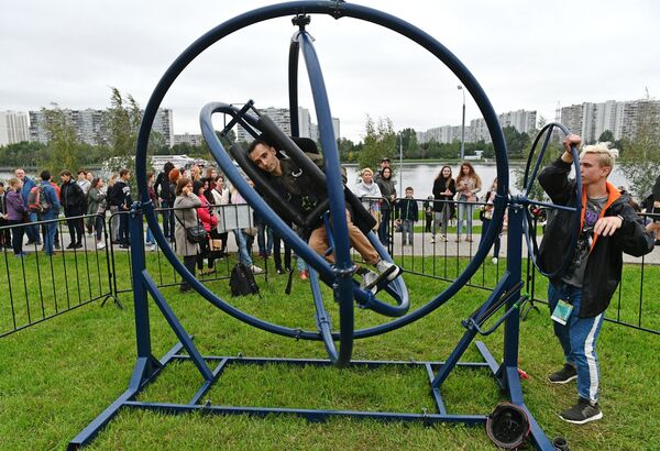 Посетители в Братеевском каскадном парке Москвы, где проходит международный фестиваль фейерверков Ростех - Sputnik Lietuva