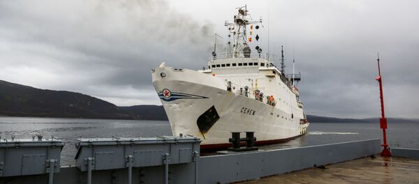 Гидрографическое судно Сенеж во время прибытия в поселок Мишуково Мурманской области, архивное фото - Sputnik Lietuva