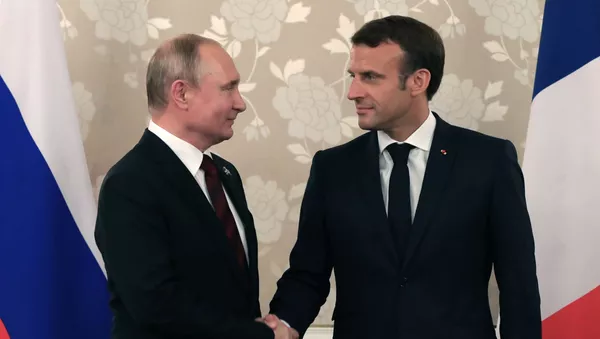 Президент РФ Владимир Путин и президент Франции Эммануэль Макрон, архивное фото