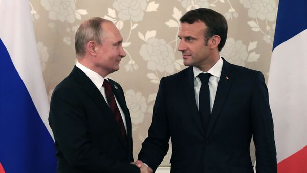 Президент РФ Владимир Путин и президент Франции Эммануэль Макрон, архивное фото - Sputnik Lietuva