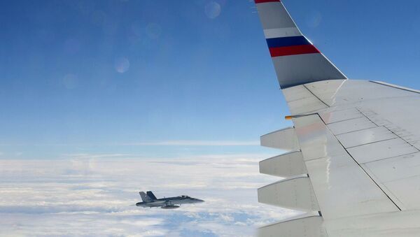 Истребитель Ф/A-18 Хорнет ВВС Швейцарии сопровождает российский пассажирский самолет, 19 августа 2019 - Sputnik Lietuva