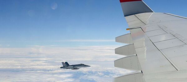 Истребитель Ф/A-18 Хорнет ВВС Швейцарии сопровождает российский пассажирский самолет, 19 августа 2019 - Sputnik Литва