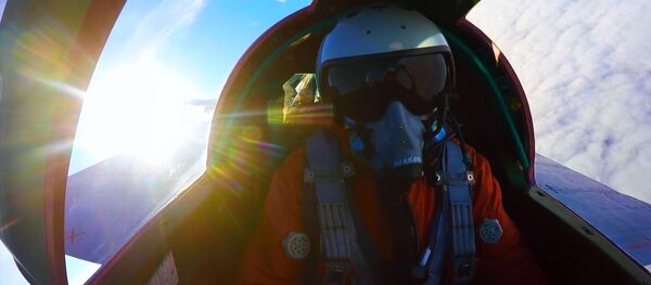 Опубликовано видео полета истребителей МиГ-31 в ближнем космосе - Sputnik Литва