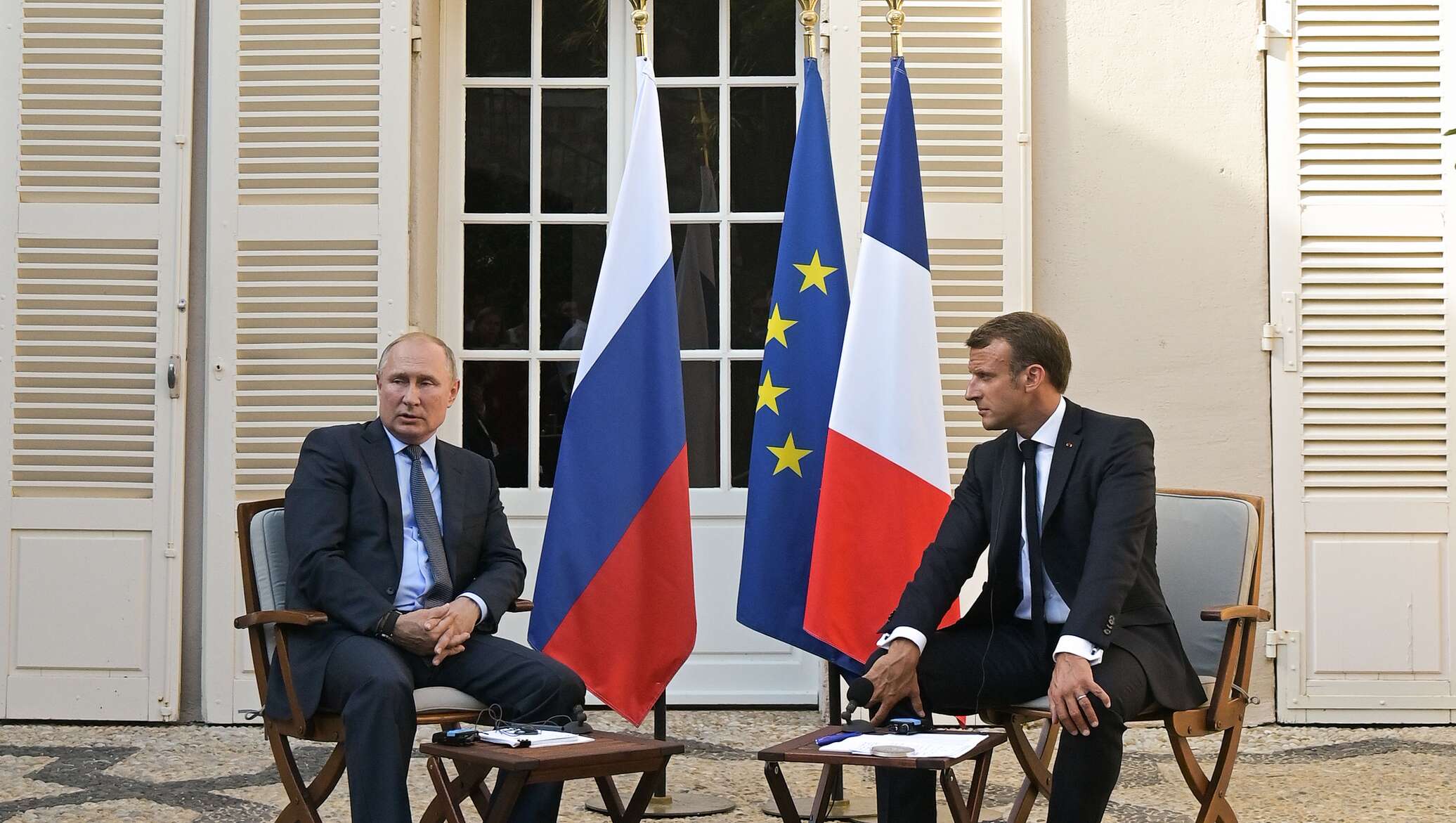 Переговоры 19. Франция отношение к русским сейчас. Макрон смотрит на Путина сидят рядом на заседании.