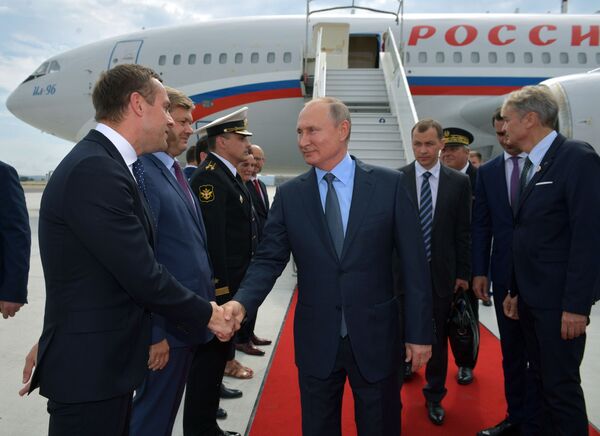 Путин и Макрон рассказали о своих ожиданиях от официальных переговоров Путин и Макрон рассказали о своих ожиданиях от официальных переговоров - Sputnik Литва