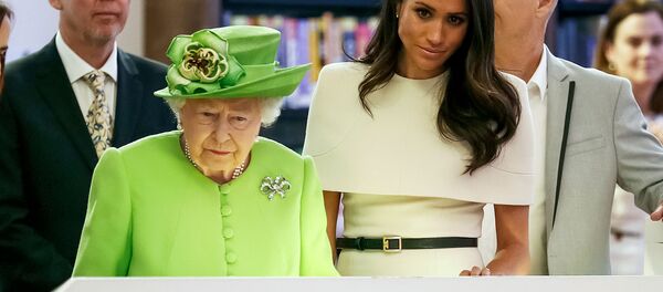 Королева Великобритании Елизавета II и Меган Маркл - супруга принца Гарри, герцога Сассекского, архивное фото - Sputnik Литва